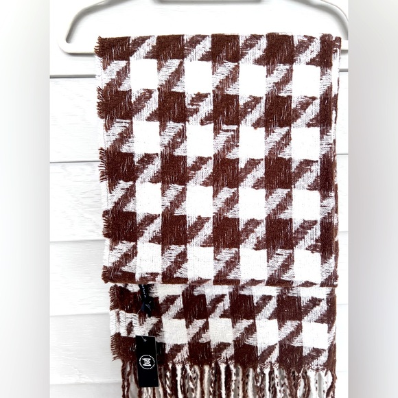 Houndstooth weaved scarf/shawl with sparkly threads - Picture 4 of 8